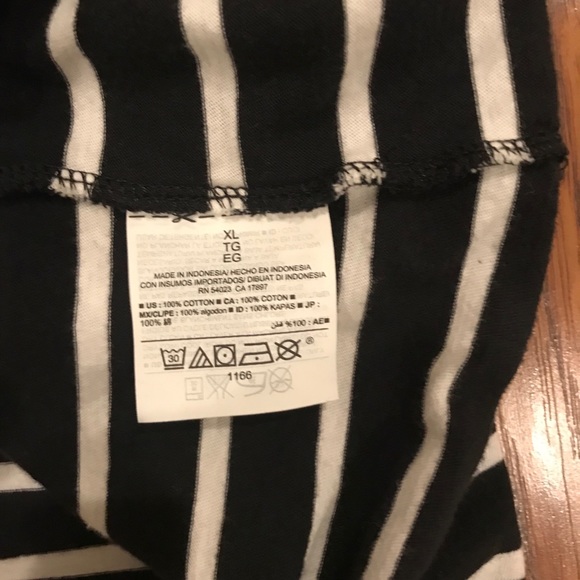 LIKE NEW Relaxed v neck - Picture 4 of 7